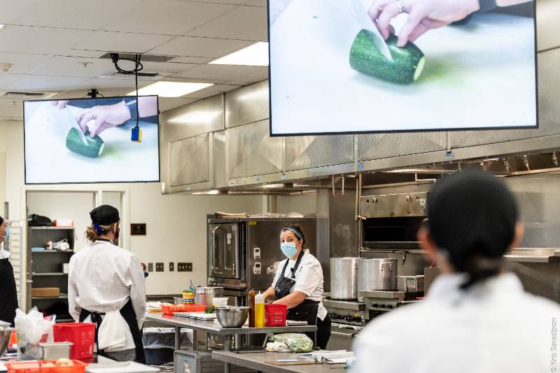 厨师 Jojo demonstrating knife skills