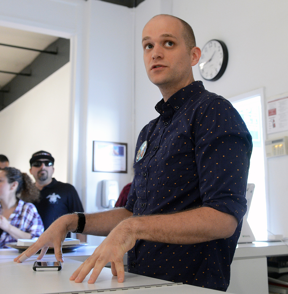 美术馆馆长, 亚历克斯DeCosta