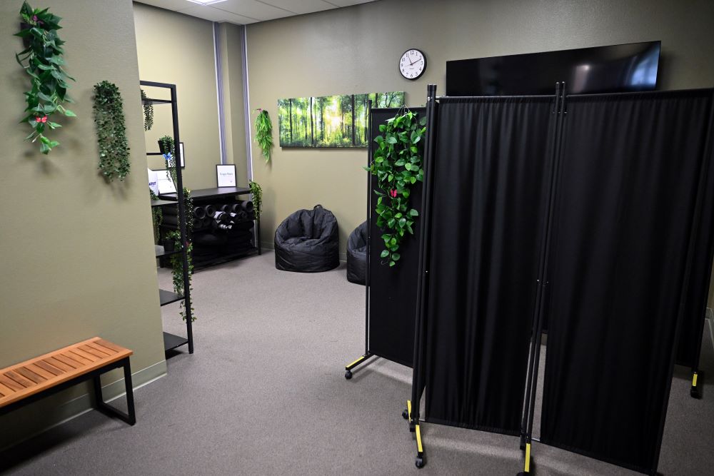 Interior photograph of the 反映房间 